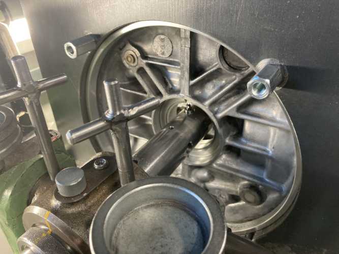 Motorgehäuse VW Wasserboxer Gehäusetrennfuge planen anschließend Hauptlagergasse und Nockenwellenlagergasse spindeln