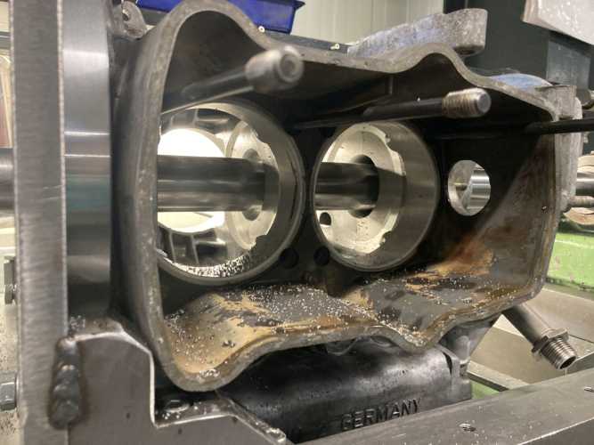 Motorgehäuse VW Wasserboxer Gehäusetrennfuge planen anschließend Hauptlagergasse und Nockenwellenlagergasse spindeln