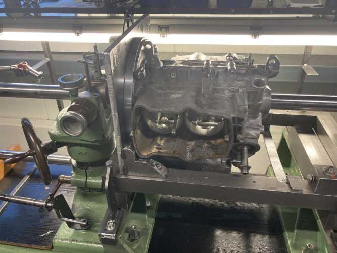 Motorgehäuse VW Wasserboxer Gehäusetrennfuge planen anschließend Hauptlagergasse und Nockenwellenlagergasse spindeln