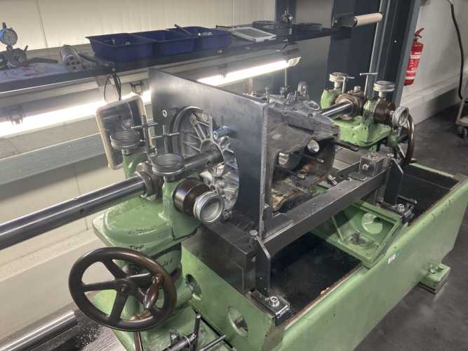 Motorgehäuse VW Wasserboxer Gehäusetrennfuge planen anschließend Hauptlagergasse und Nockenwellenlagergasse spindeln