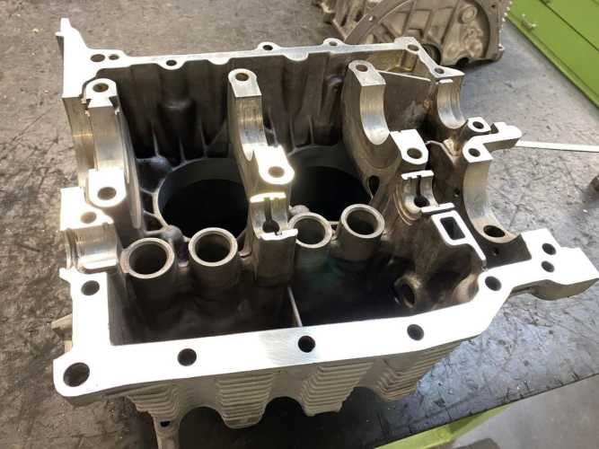 Motorgehäuse VW Wasserboxer Gehäusetrennfuge planen anschließend Hauptlagergasse und Nockenwellenlagergasse spindeln