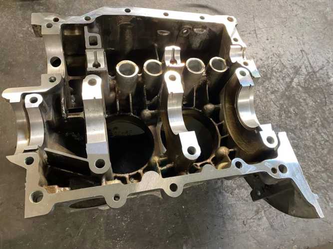 Motorgehäuse VW Wasserboxer Gehäusetrennfuge planen anschließend Hauptlagergasse und Nockenwellenlagergasse spindeln