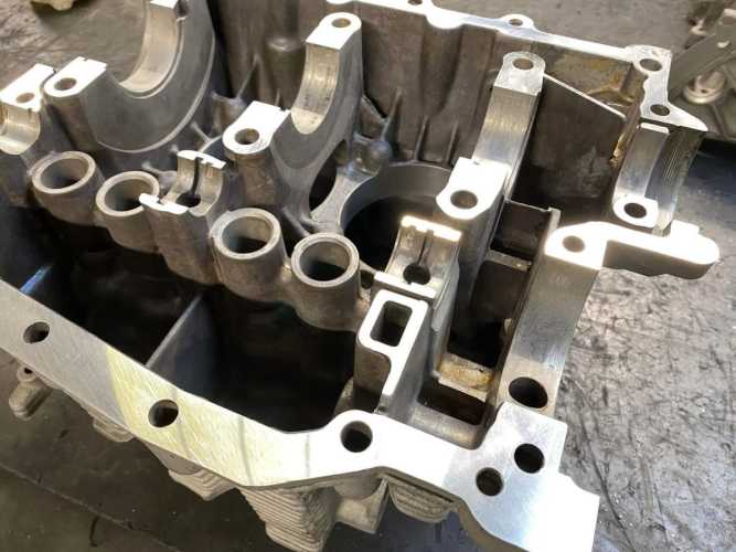 Motorgehäuse VW Wasserboxer Gehäusetrennfuge planen anschließend Hauptlagergasse und Nockenwellenlagergasse spindeln