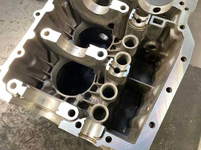 Motorgehäuse VW Wasserboxer Gehäusetrennfuge planen anschließend Hauptlagergasse und Nockenwellenlagergasse spindeln