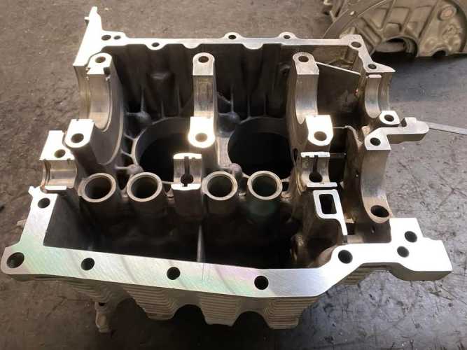 Motorgehäuse VW Wasserboxer Gehäusetrennfuge planen anschließend Hauptlagergasse und Nockenwellenlagergasse spindeln