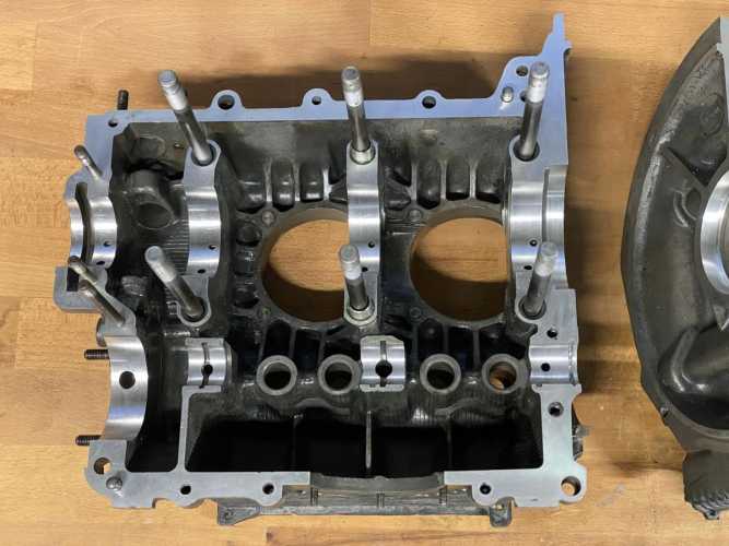 Motorgehäuse VW Typ 1 Gehäusetrennfuge planen anschließend Hauptlagergasse und Nockenwellenlagergasse spindeln