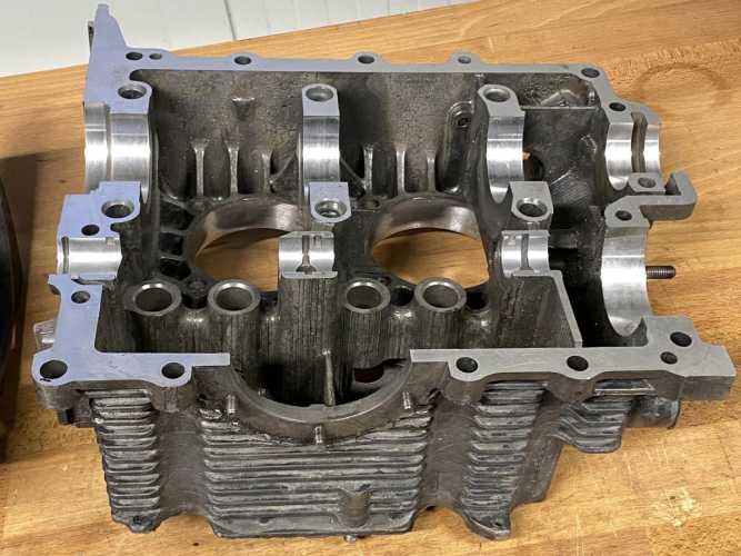 Motorgehäuse VW Typ 1 Gehäusetrennfuge planen anschließend Hauptlagergasse und Nockenwellenlagergasse spindeln