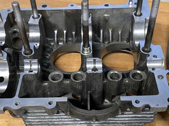 Motorgehäuse VW Typ 1 Gehäusetrennfuge planen anschließend Hauptlagergasse und Nockenwellenlagergasse spindeln
