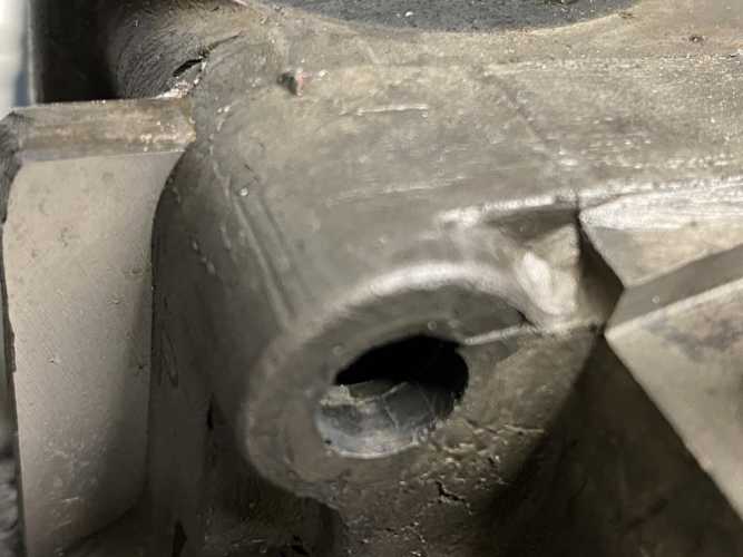 Motorgehäuse VW Typ 1 Gehäusetrennfuge planen anschließend Hauptlagergasse und Nockenwellenlagergasse spindeln