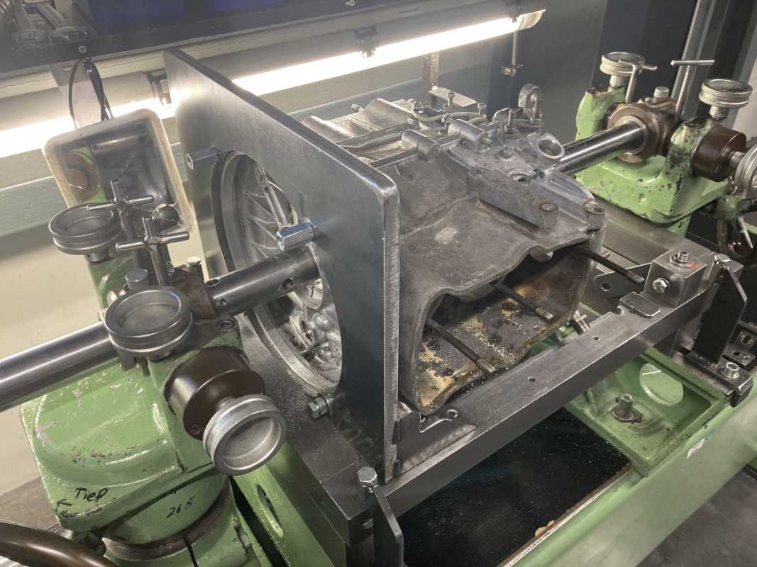 Motorgehäuse VW Wasserboxer Gehäusetrennfuge planen anschließend Hauptlagergasse und Nockenwellenlagergasse spindeln