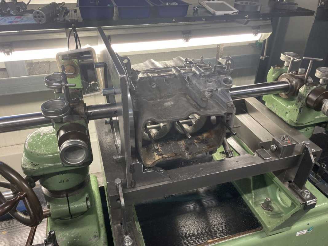 Motorgehäuse VW Wasserboxer Gehäusetrennfuge planen anschließend Hauptlagergasse und Nockenwellenlagergasse spindeln