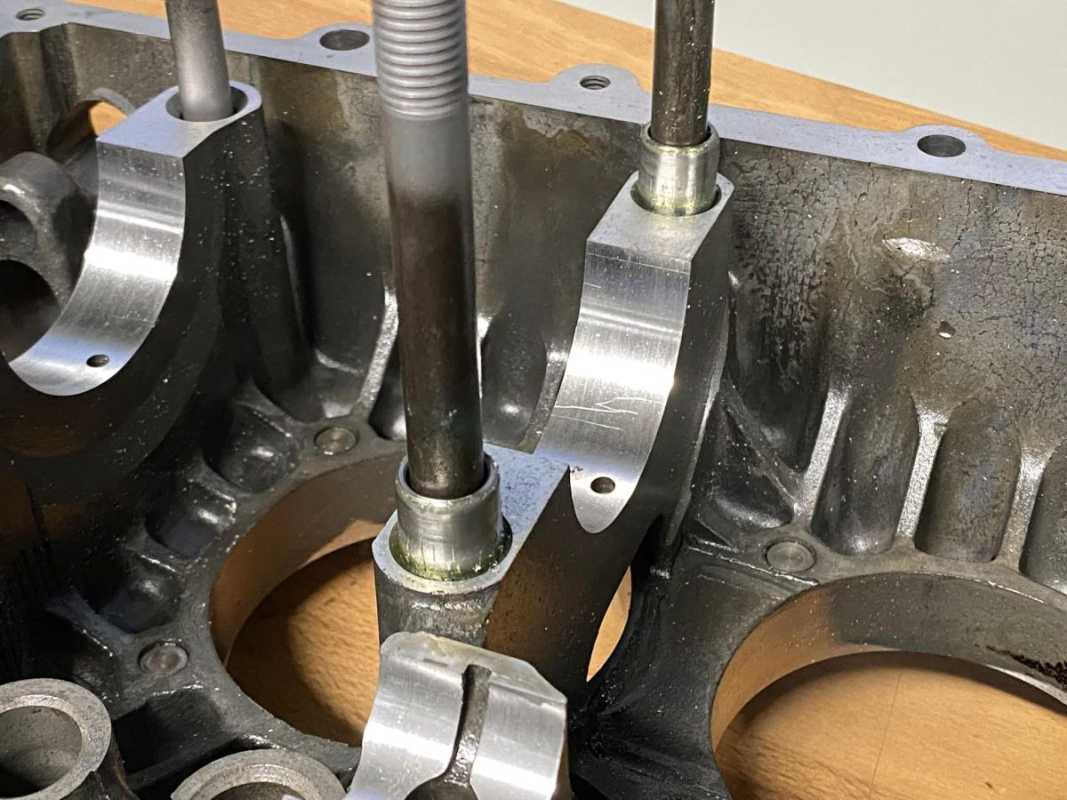 Motorgehäuse VW Typ 1 Gehäusetrennfuge planen anschließend Hauptlagergasse und Nockenwellenlagergasse spindeln