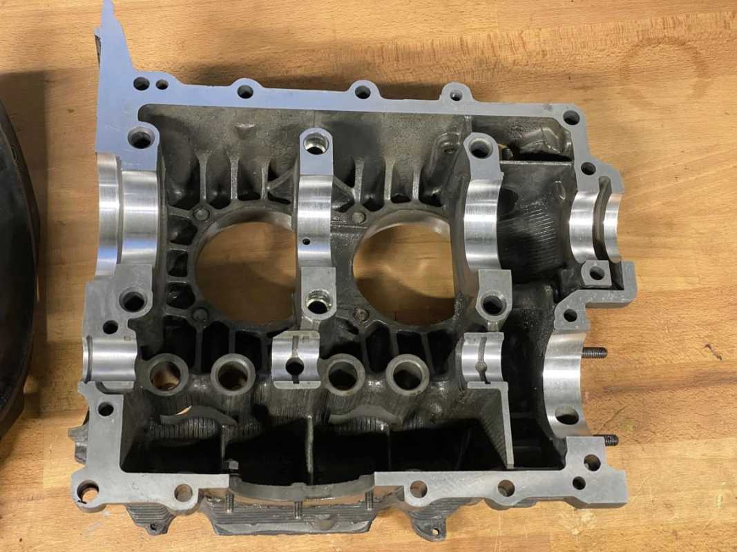 Motorgehäuse VW Typ 1 Gehäusetrennfuge planen anschließend Hauptlagergasse und Nockenwellenlagergasse spindeln