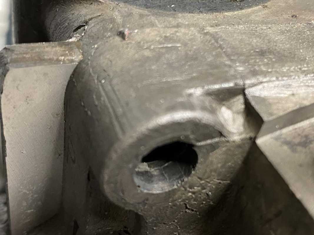 Motorgehäuse VW Typ 1 Gehäusetrennfuge planen anschließend Hauptlagergasse und Nockenwellenlagergasse spindeln