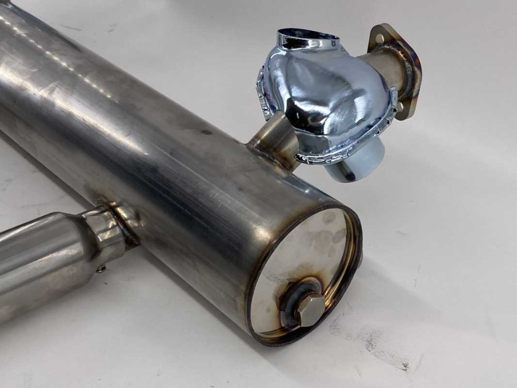 VW Käfer Typ 1 Auspuffsatz, Performance, mit zwei Endrohren und Hochleistungswärmetauschern. Auspuff und Endrohre hergestellt aus Edelstahl, Wärmetauschern aus Stahl mit schwarzer Farbe