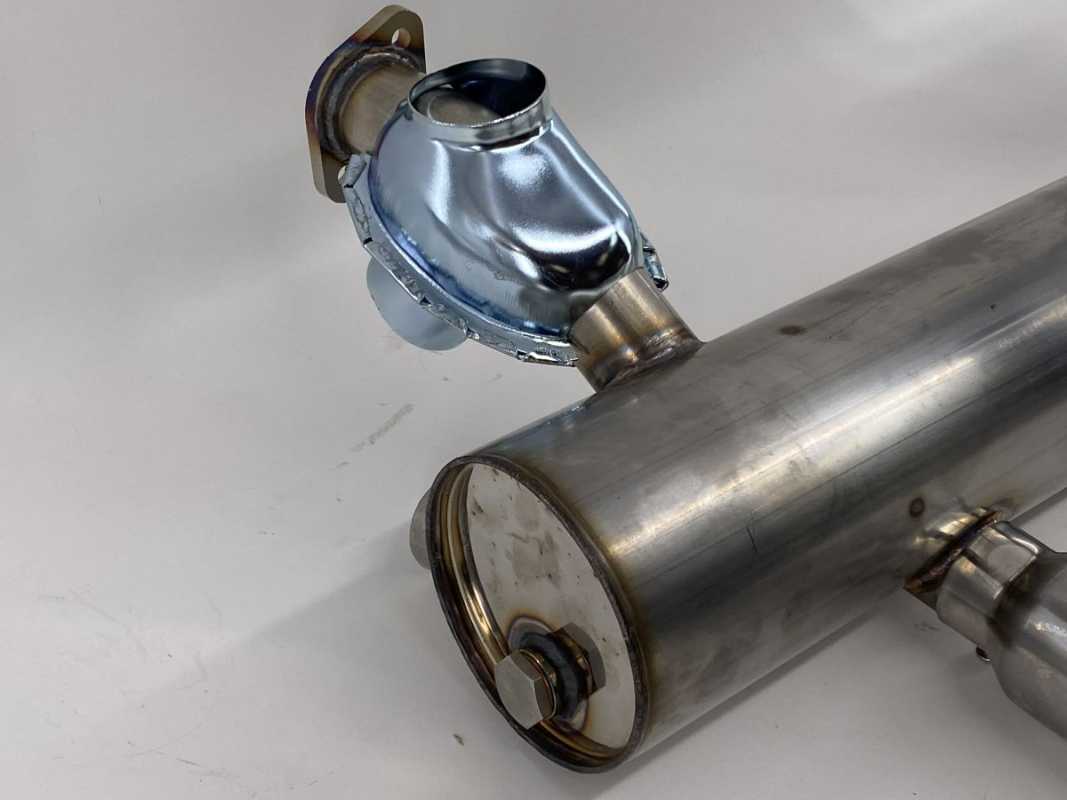 VW Käfer Typ 1 Auspuffsatz, Performance, mit zwei Endrohren und Hochleistungswärmetauschern. Auspuff und Endrohre hergestellt aus Edelstahl, Wärmetauschern aus Stahl mit schwarzer Farbe